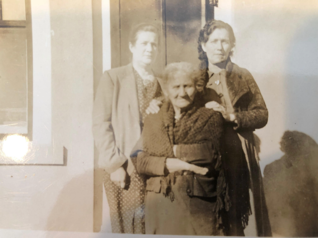 Rafaela with sister and mother in Laredo